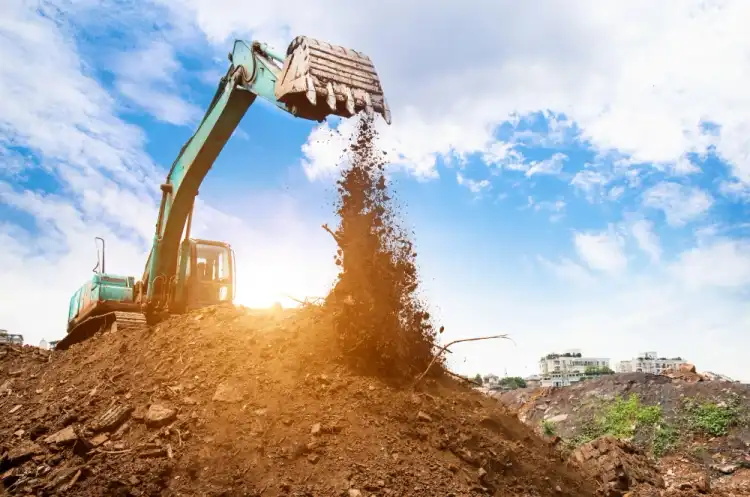 Heavy duty excavator by National Dispatching in action