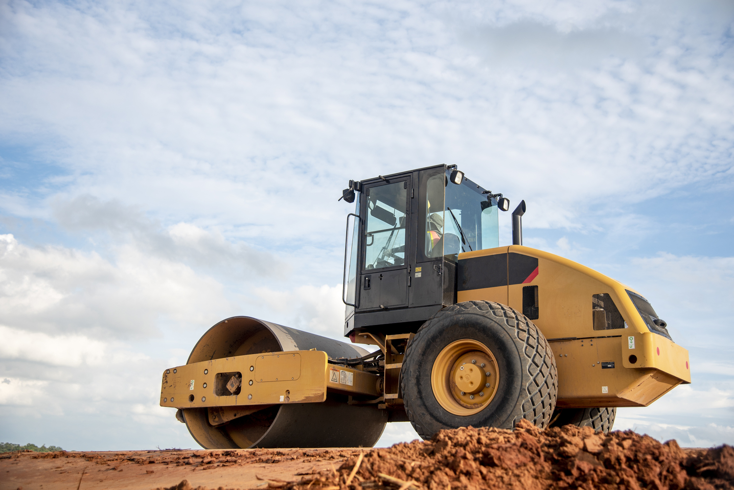Soil compactor rental for road construction in Burney, California. Heavy machinery rental services.