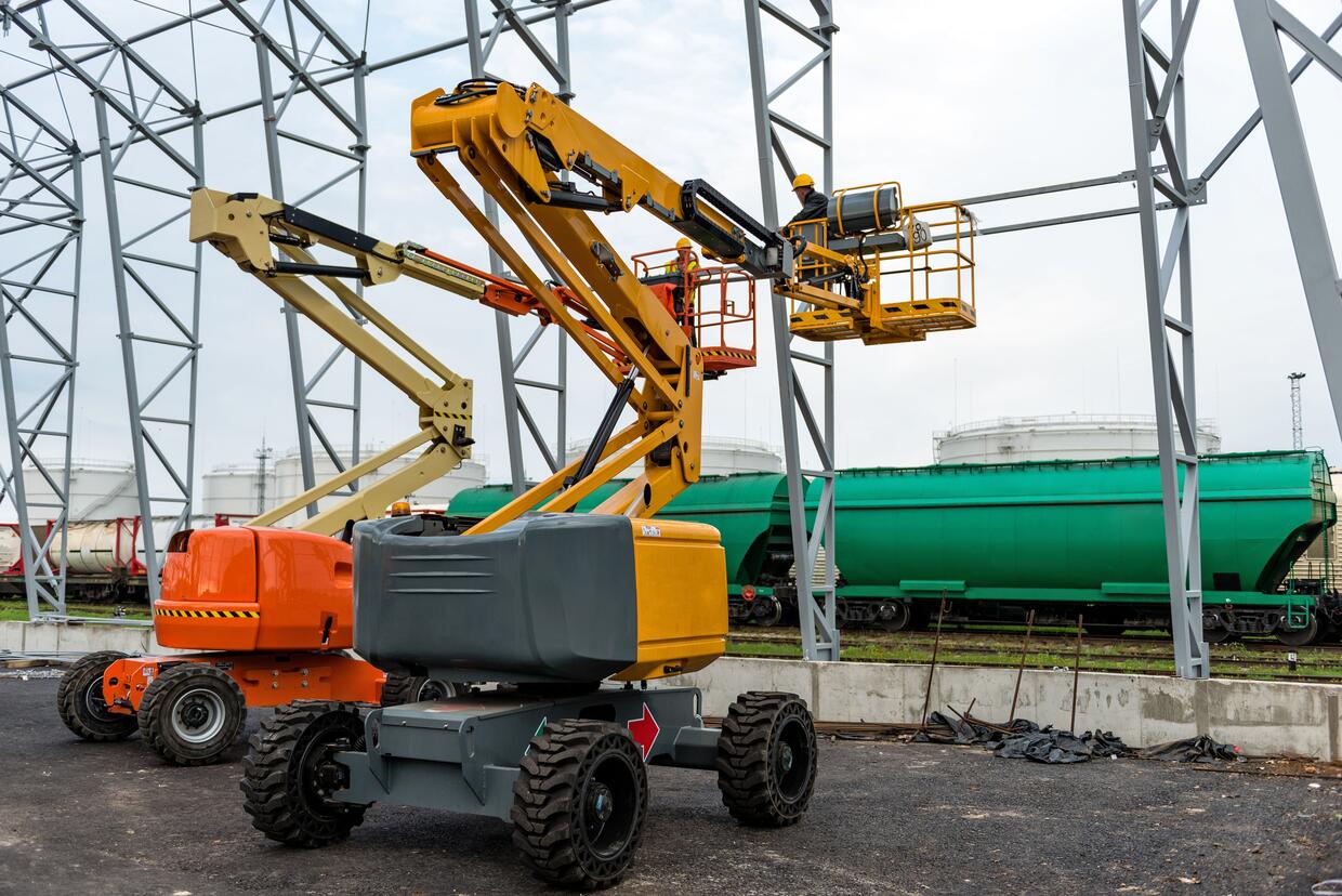 LIFT WITH PLATFORM WORK IN WAREHOUSE HANGAR CONSTRUCTION FIELD.